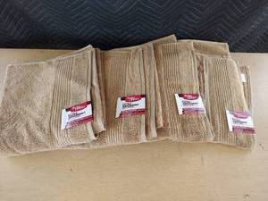 lot 3792 image: bath towels