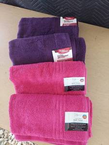 lot 3822 image: bath towels
