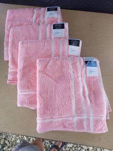 lot 3827 image: bath towels