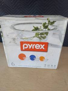 lot 3830 image: Pyrex bowls
