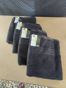 lot 3836 image: bath towels