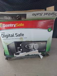 lot 3852 image: Sentry digital safe