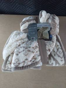 lot 3853 image: throw blanket