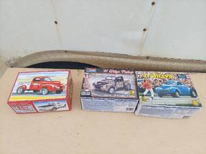 lot 3869 image: (3) Model Kits - Willys