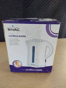 lot 3876 image: rival cordless kettle