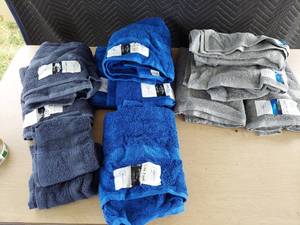lot 3884 image: bath towels