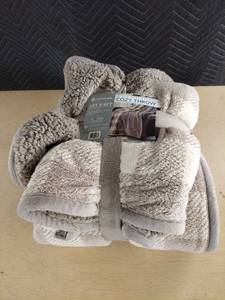 lot 3886 image: throw blanket