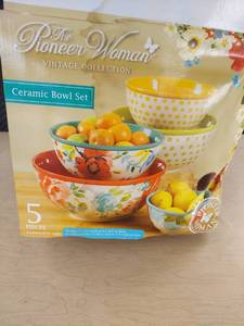 lot 3901 image: Pioneer woman bowl set