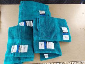 lot 3904 image: bath towels