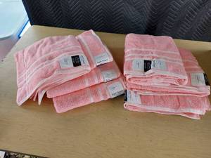 lot 3909 image: bath towels