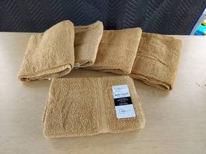 lot 3931 image: bath towels