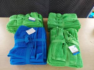 lot 3939 image: (4) 6 piece towel sets