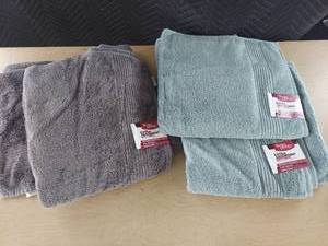 lot 3957 image: 4 extra absorbent bath towels
