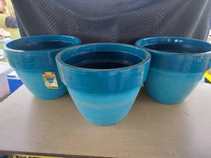 lot 3965 image: (3) 19 in plastic planters