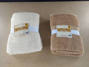 lot 3967 image: (2) 2 pack bath towels