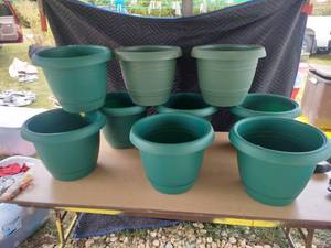 lot 3968 image: 9 plastic planters