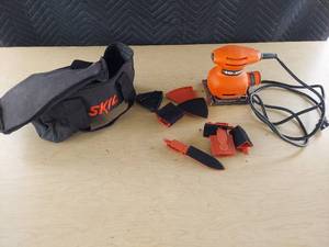lot 3973 image: Black and Decker hand sander