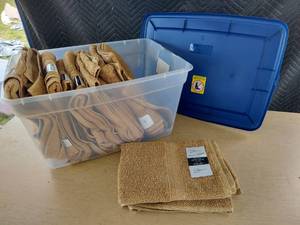 lot 3974 image: Tote with 10 bath towels