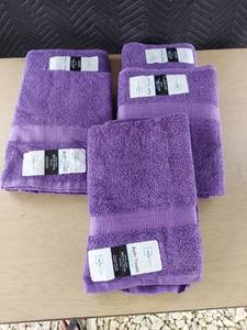 lot 3992 image: 5 bath towels