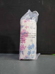 lot 71335 image: King Bedspread set with 2 Pillow Shams