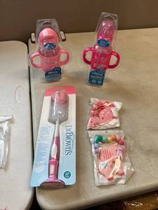 lot 1917 image: Lot of 5 Baby items. Bottles, Bottle cleaner, baby tether