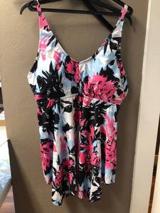 lot 1985 image: Plus size tankini top