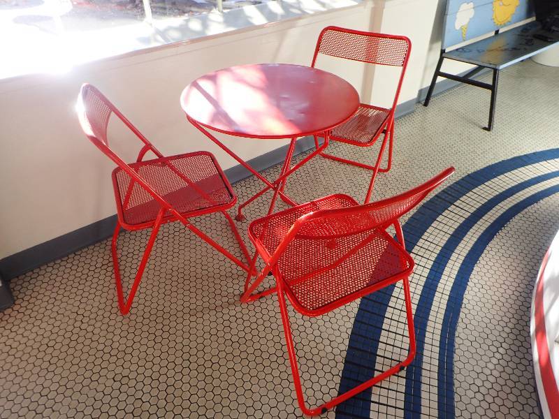lot 1863 image: (4) Piece Metal Outdoor Chairs With Table Set