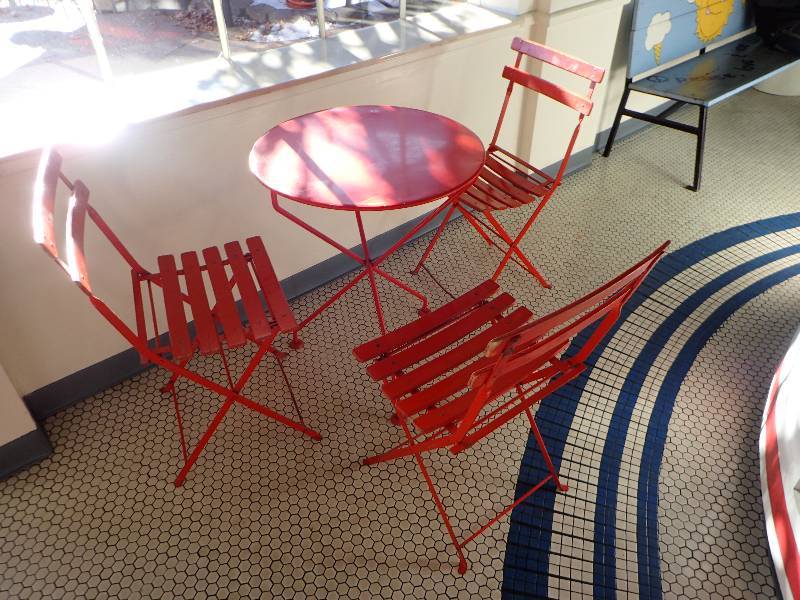 lot 1864 image: (4) Piece Metal Outdoor Chairs With Table Set
