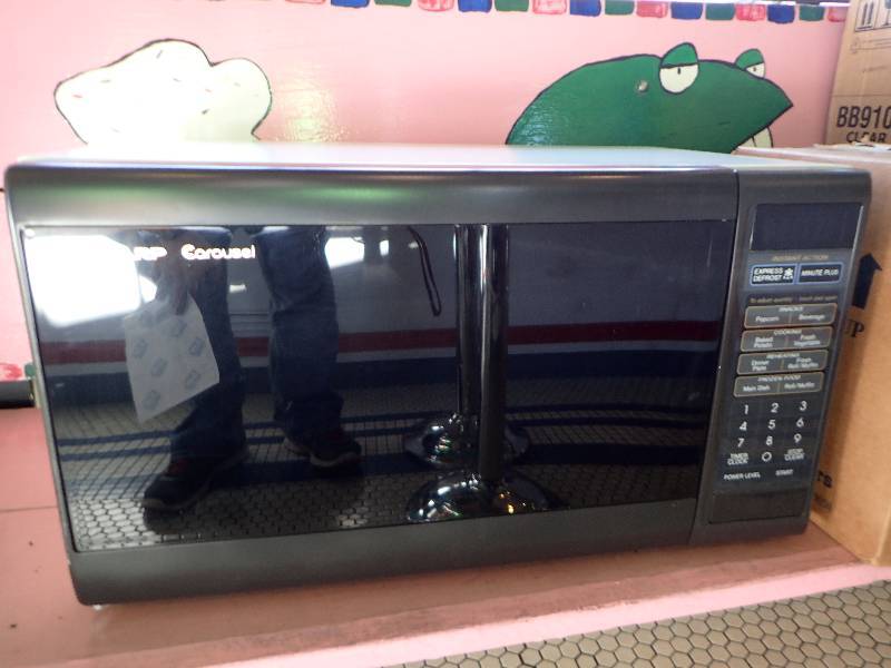 lot 1867 image: Sharp Household 700Watt Microwave Oven