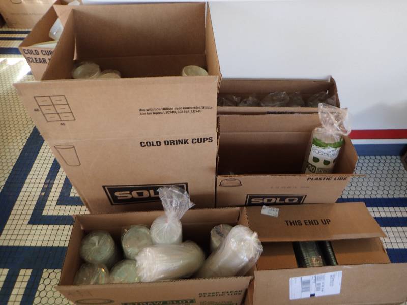 lot 1870 image: Large Lot Of Ice Cream And Beverage Cups Paper Goods