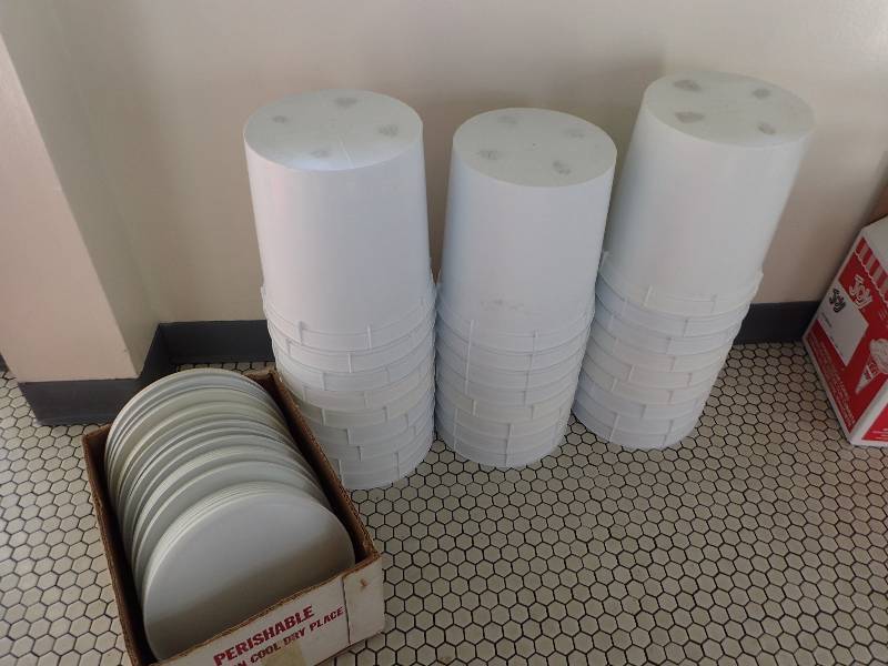 lot 1873 image: Large Lot Of 3gal Containers With Lids