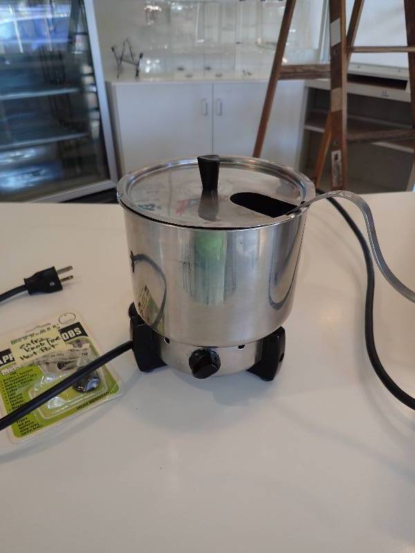 lot 1875 image: Karma Countertop Warming Pot With Lid