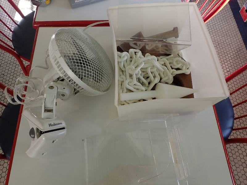 lot 1891 image: Holmes Clip Fan With Acrylic Top Displays And Plastic Chain