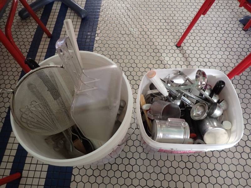 lot 1894 image: Large Lot Of Ice Scoops With Ladles And Measuring Cups