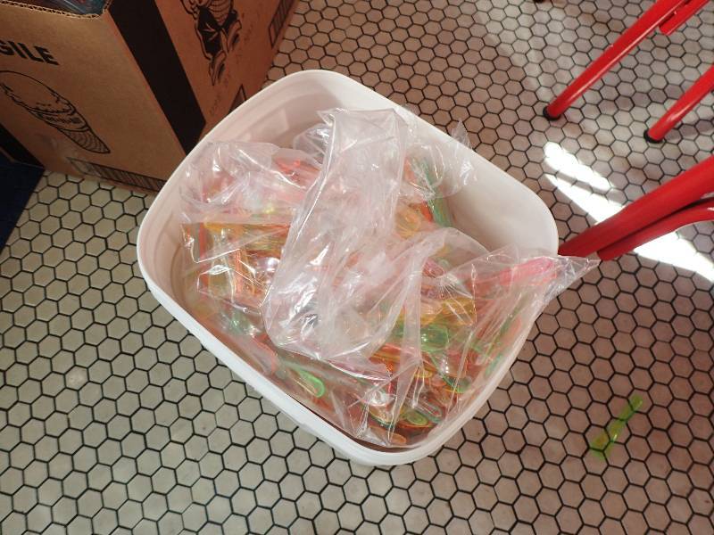 lot 1896 image: Large Lot Of Clear Plastic Colored Ice Cream Stick Spoons