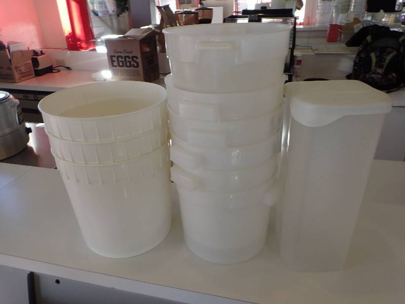 lot 1902 image: Lot Of 3quart Light Plastic Containers With Bread Storage Container