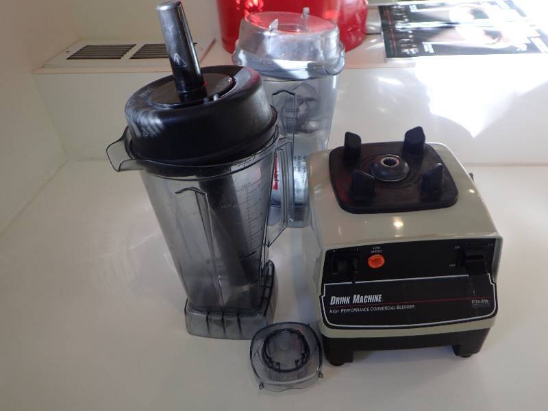 lot 1910 image: Vita-Mix Counter Drop Drink Machine Commercial Blender