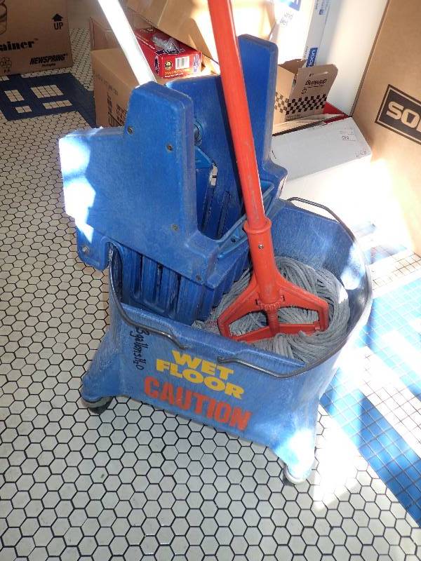 lot 1941 image: Wet Floor Mop Bucket With Mop