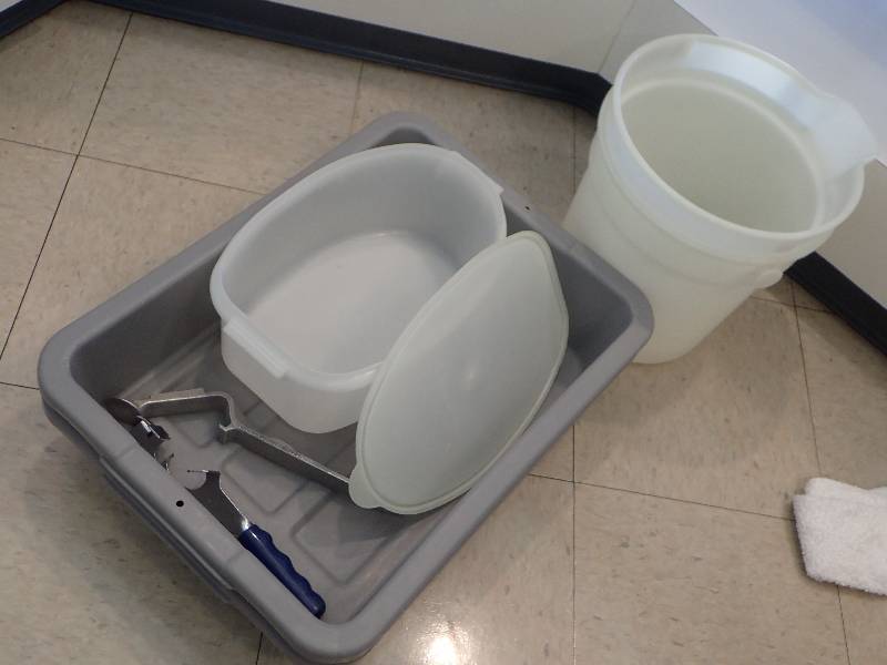 lot 1943 image: (2) Bus Tubs With White Plastic Containers And Lid