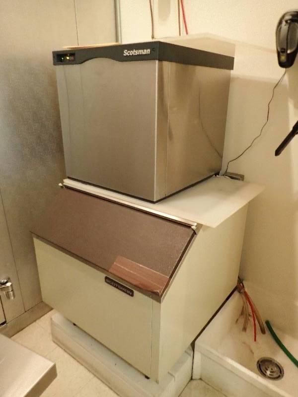 lot 1968 image: Scottsman 250lb Ice Machine With Bin