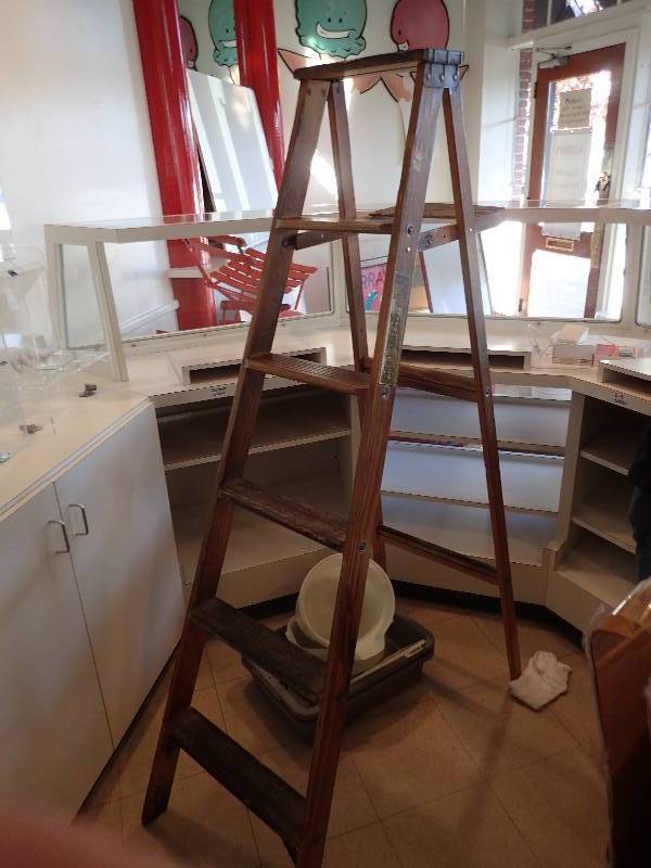 lot 1978 image: 5ft Wooden Stepladder
