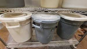 lot 10128 image: Lot of 3 Brute Rubbermaid Trash Cans W Lids