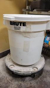 lot 10132 image: Lot of 3 Small Brute Rubbermaid Trashcans