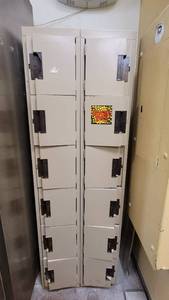 lot 10136 image: Edsal 12-Unit Locker W Locking Capabilities