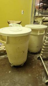 lot 10141 image: (2) LG White Rubbermaid Brute Trashcans W Lids and Carts