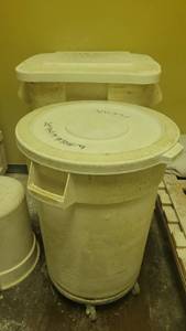 lot 10142 image: (2) LG White Trashcans W Lids