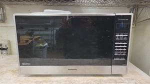 lot 10147 image: Panasonic Inverter The Genius Sensor 1250 Watt
