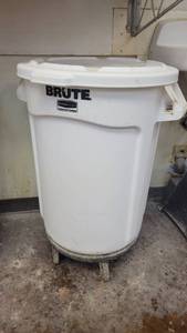 lot 10153 image: White Large Rubbermaid Brute Trash Bin W Lid and Cart