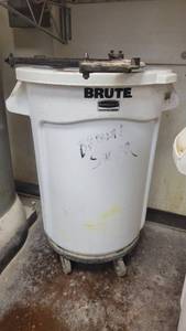 lot 10154 image: White Large Rubbermaid Brute Trash Bin W Lid and Cart