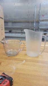 lot 10170 image: Cambro 4 Quart Measuring Cup amd a Glass 2 Quart Measuring Cup